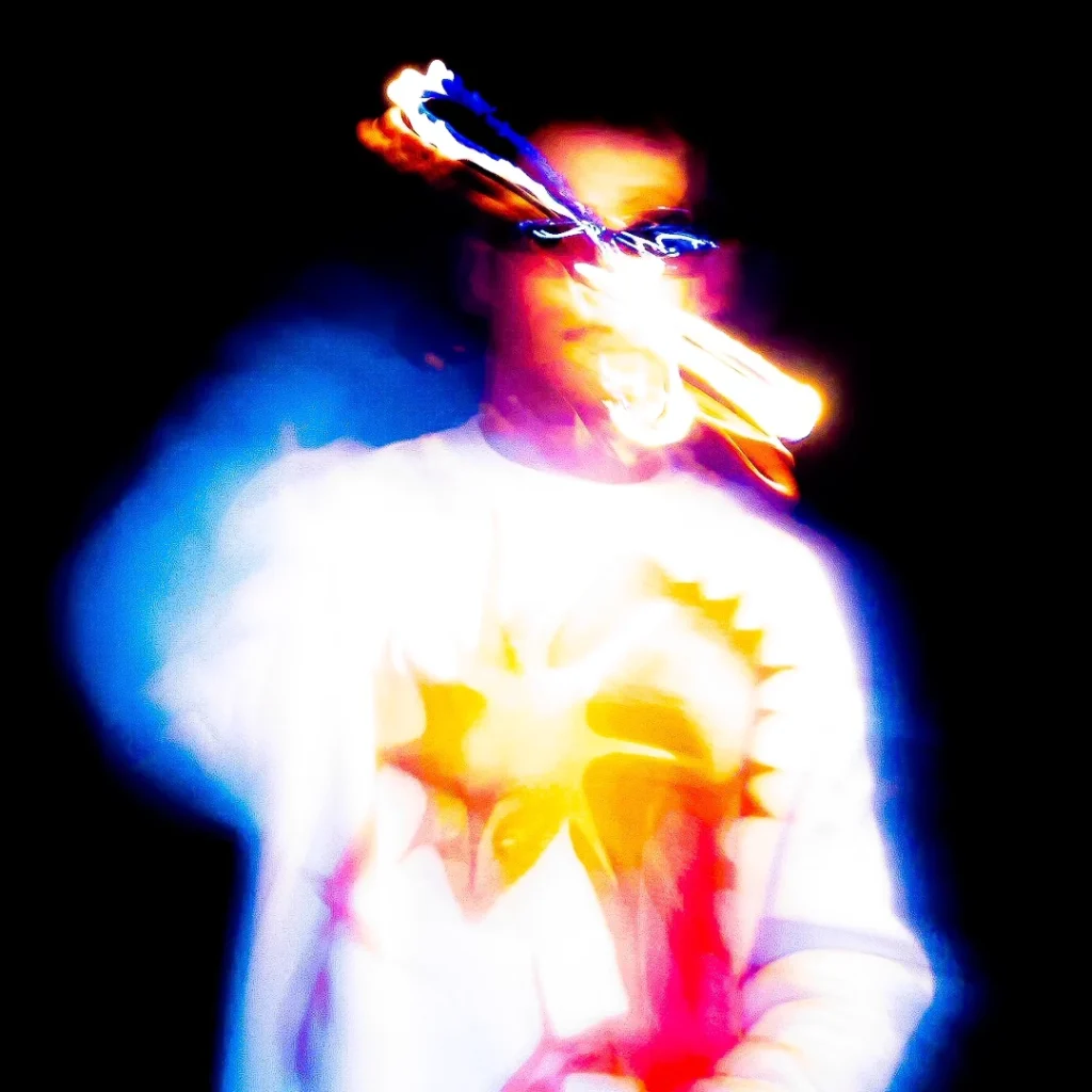 Portrait artistique flou lumineux avec sweatshirt cœur enflammé et fond noir